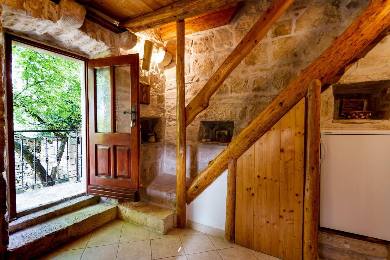 Old Small Stone House Zrnovo Buitenkant foto
